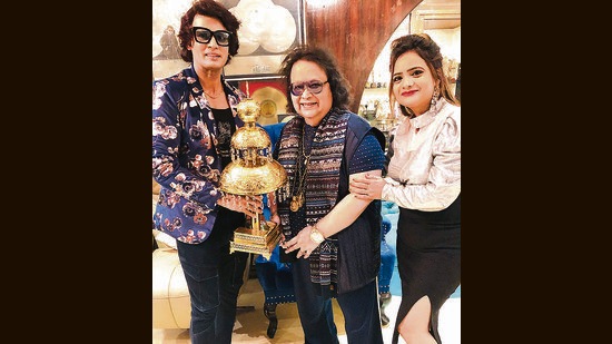 Mukesh J Bharti, Bappi Lahiri and Manju Bharti with the replica of Bareilly Jhumka.