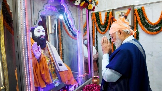Prime Minister Narendra Modi offers prayers, on the occasion of 'Ravidas Jayanti' at Guru Ravidas Vishram Dham Mandir, in New Delhi.(Twitter/@narendramodi)