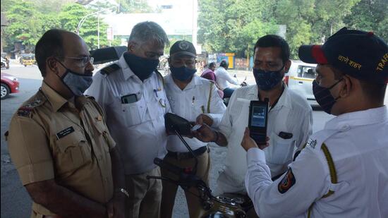 Traffic police issue e-challans in Thane. HT/File