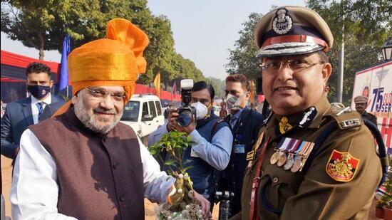 Union home minister Amit Shah being felicitated by Delhi police commissioner Rakesh Asthana during the 75th Raising Day parade of Delhi Police at Police Lines, in Delhi on Wednesday. (ANI)