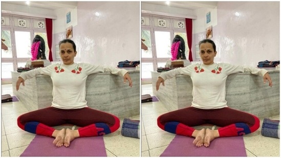 How to stretch your back and hamstring? Rujuta Diwekar demonstrates(Instagram/@rujuta.diwekar)