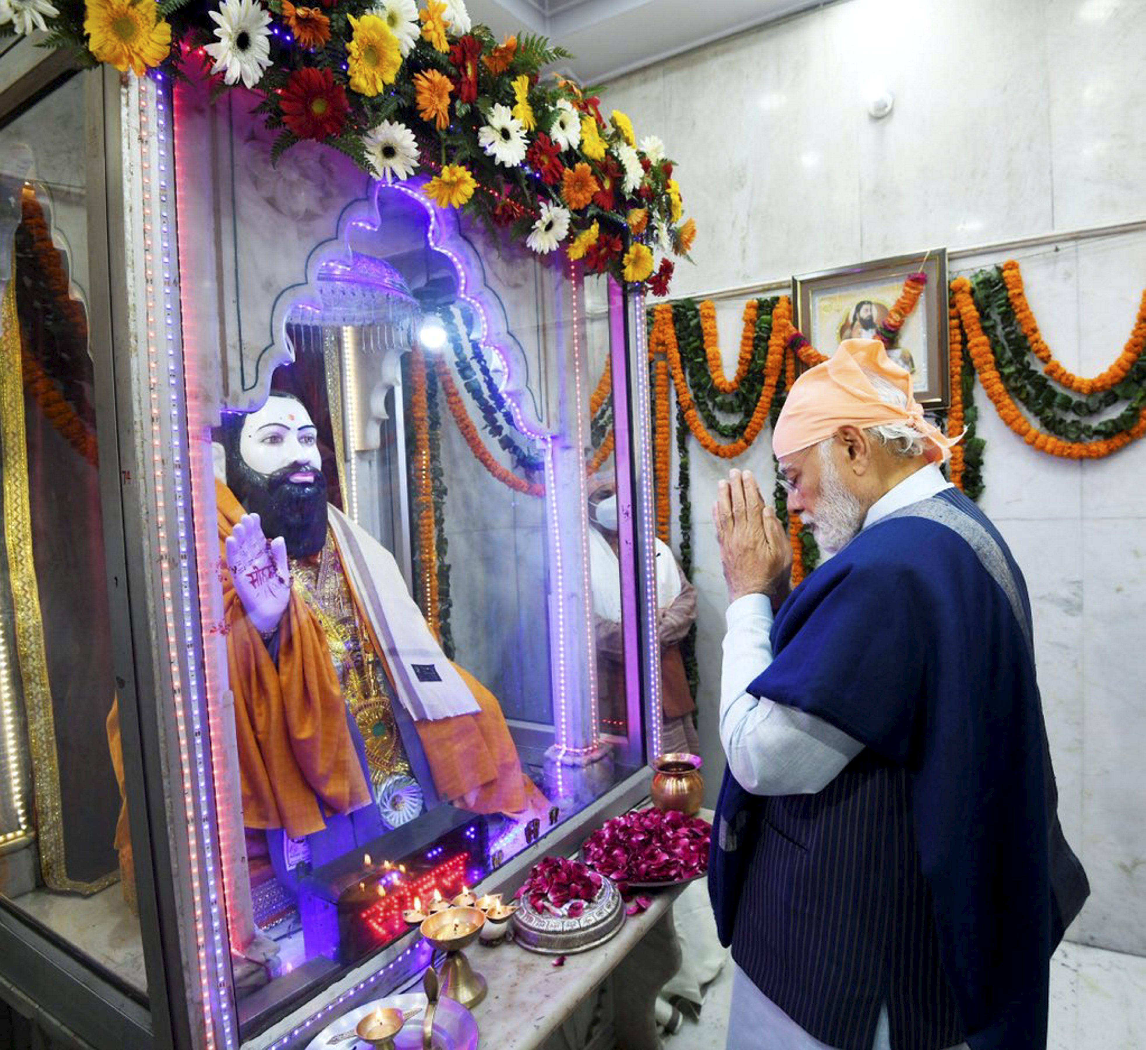 Prime Minister Narendra Modi offers prayers, on the occasion of 'Ravidas Jayanti' at Guru Ravidas Vishram Dham Mandir, in New Delhi. (Twitter/@narendramodi)