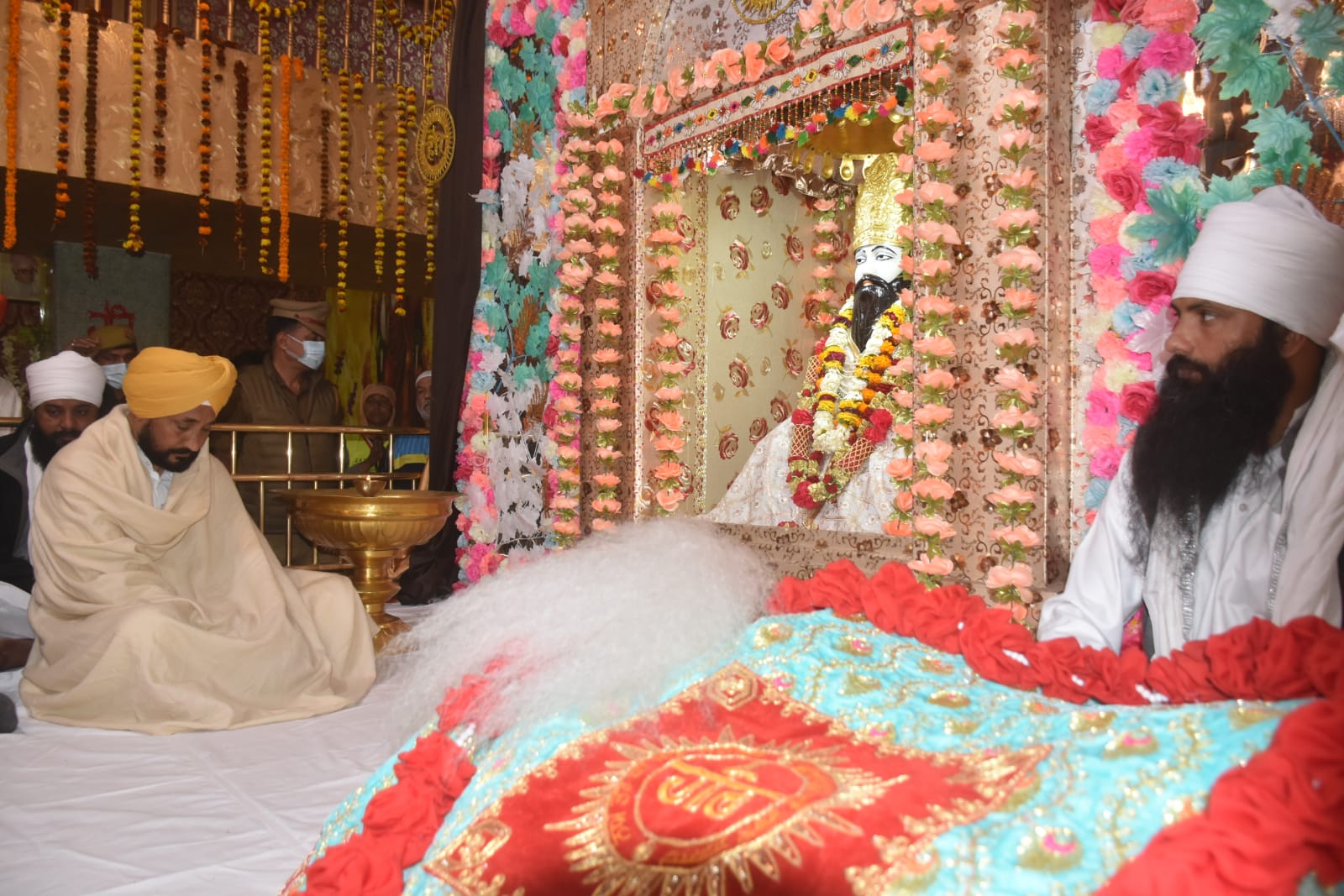 &nbsp;Channi offering prayers at Ravidas Temple.