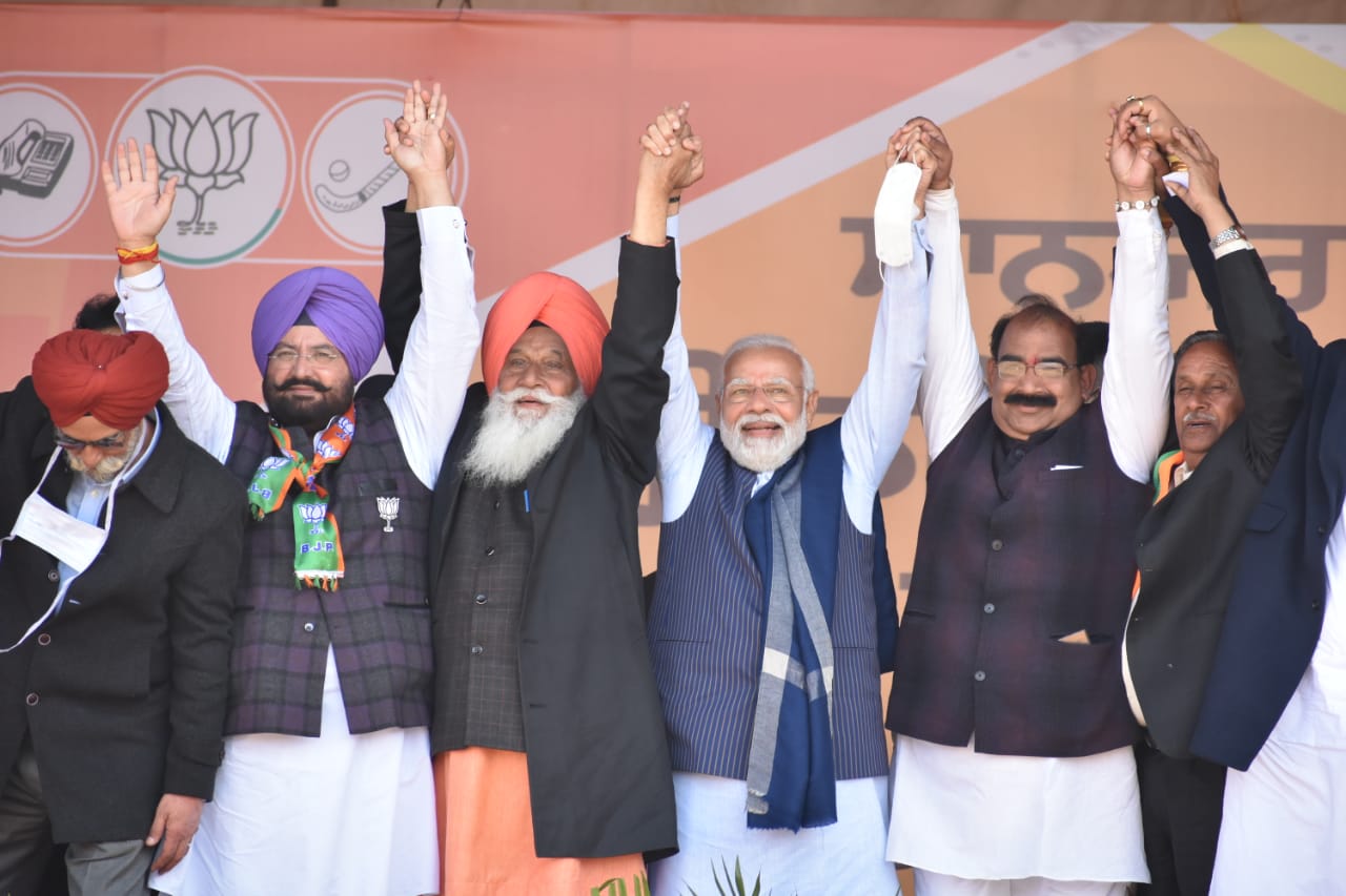 PM Narendra Modi with party leaders and candidates during a rally in Pathankot on Wednesday.&nbsp; (Sameer Sehgal/HT Photo)