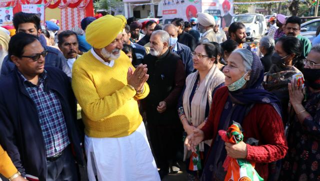 Congress candidate Balbir Sidhu campaigning at Guru Tegh Bahadur Complex. (HT Photo)