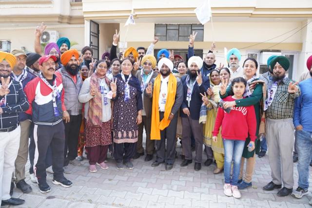 AAP candidate Kulwant Singh interacting with voters in Mohali. (HT Photo)