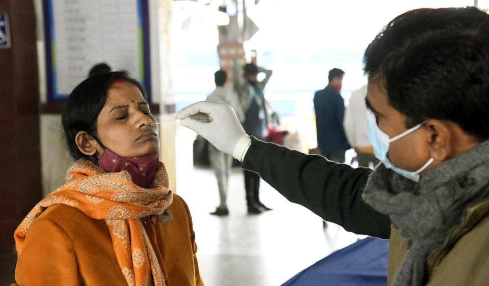 Delhi's cumulative Covid-19 case count has reached 18,53,428. (Santosh Kumar/HT Photo) Delhi's cumulative Covid-19 case count has reached 18,53,428. (Santosh Kumar/HT Photo)