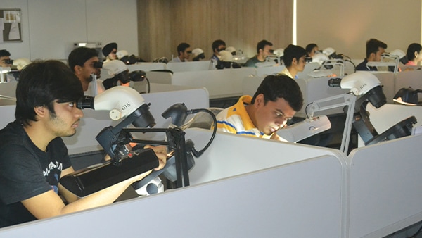 In GIA programmes, theory knowledge is complemented with practical training to offer a well-rounded exposure. © GIA.