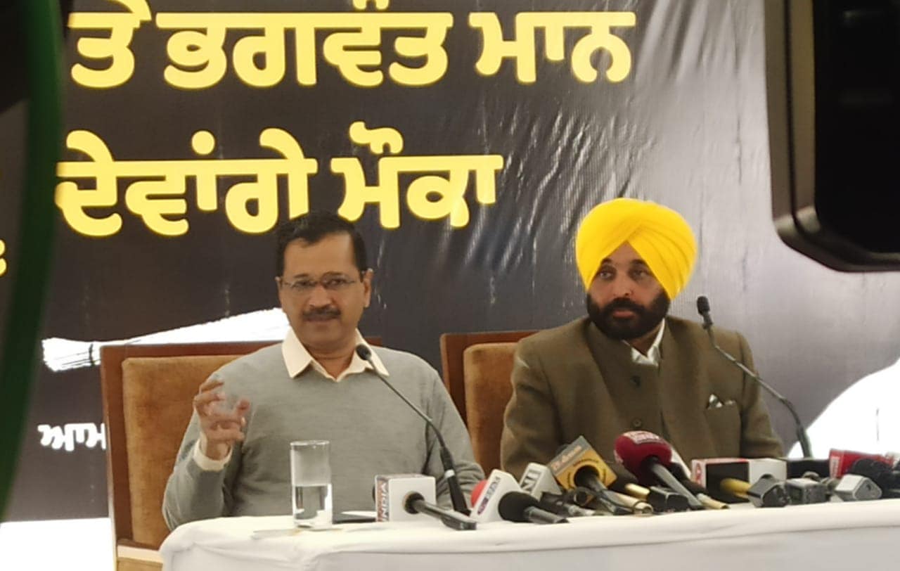 AAP National convener Arvind Kejriwal along with AAP Punjab CM candidate interacting with media in a press conference in Mohali, Punjab (Ravi Kumar/HT Photo)
