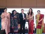 Mr. Yohan Poonawalla Receiving the award for the business leader of the year from Mrs. Amruta Fadnavis at the Gravittus Foundations URJA Award 2022