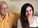 Raveena Tandon with father Ravi in a throwback picture.&nbsp;