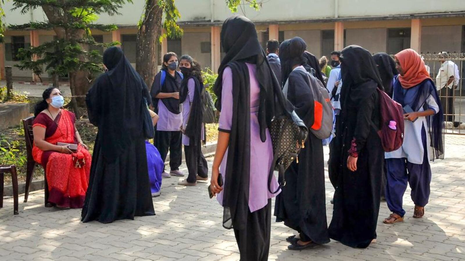 Telugu Teen Burka Xxx - Andhra college stopped girls with hijab, backs down after collector phones  | Latest News India - Hindustan Times