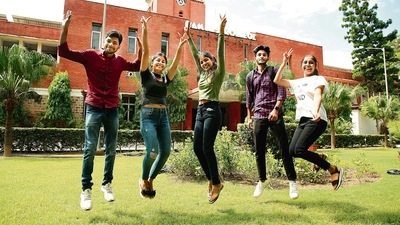 Students rejoice as Delhi University opens after almost two years Photo : Manoj Verma / HT) (HT_PRINT) Students rejoice as Delhi University opens after almost two years Photo : Manoj Verma / HT) (HT_PRINT)