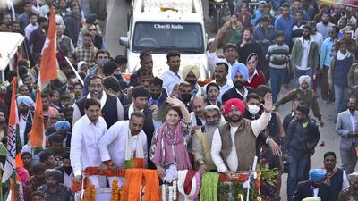 With Congress leader Priyanka Gandhi Vadra holding a road show in Ludhiana ahead of the Punjab assembly polls, hundreds of commuters were stuck in traffic jams for at least four hours. (HT Photo)