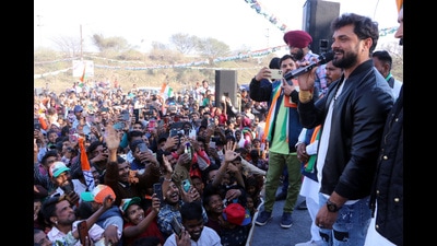 Bhojpuri singer Khesari Lal Yadav campaigned for Congress in Mohali ahead of the Punjab assembly elections. (HT Photo) Bhojpuri singer Khesari Lal Yadav campaigned for Congress in Mohali ahead of the Punjab assembly elections. (HT Photo)