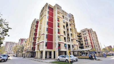 Residents of the Vasant Kunj DDA complex, who have paid between ₹67 lakh and ₹1.7 crore for the flats, are also citing problems with construction quality. (Sanjeev Verma/HT Photo) Residents of the Vasant Kunj DDA complex, who have paid between ₹67 lakh and ₹1.7 crore for the flats, are also citing problems with construction quality. (Sanjeev Verma/HT Photo)