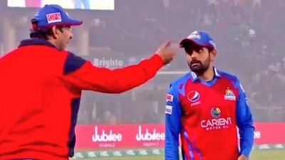 Wasim Akram (L) talking to Babar Azam. (Twitter) Wasim Akram (L) talking to Babar Azam. (Twitter)