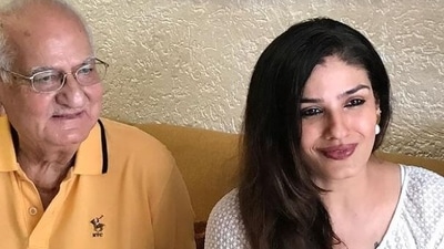 Raveena Tandon with father Ravi in a throwback picture.&nbsp;