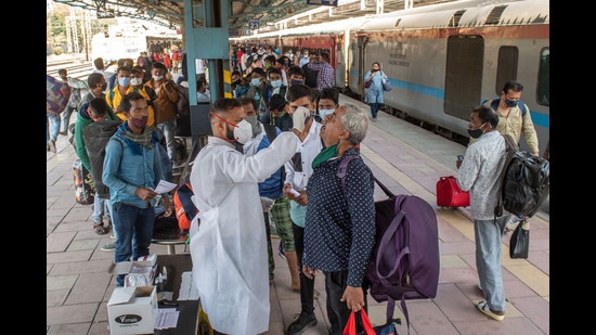 The tally of active cases came down to 23,816 cases after 6,383 recoveries were reported in the last 24 hours. (Pratik Chorge/HT Photo) The tally of active cases came down to 23,816 cases after 6,383 recoveries were reported in the last 24 hours. (Pratik Chorge/HT Photo)