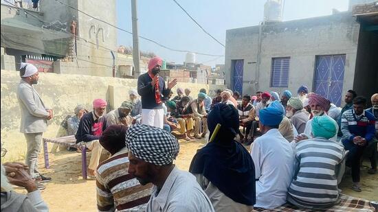 Dhuri BJP candidate Randeep Singh Deol addressing a poll meeting. Eyeing urban and SC votes in Sangrur and Barnala, BJP nominees claimed that they are getting a huge response and the party will form the government in Punjab. (HT Photo)