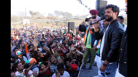 Bhojpuri singer Khesari Lal Yadav campaigned for Congress in Mohali ahead of the Punjab assembly elections. (HT Photo)