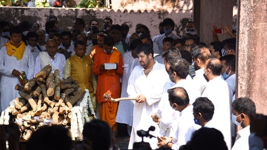 Bappa Lahiri cries as he performs father Bappi Lahiri's last rites. (Varinder Chawla)