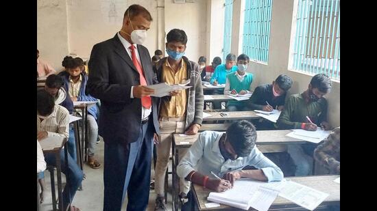 BSEB chairman Anand Kishore inspects an examination centre in Patna. (Santosh Kumar/HT Photo)