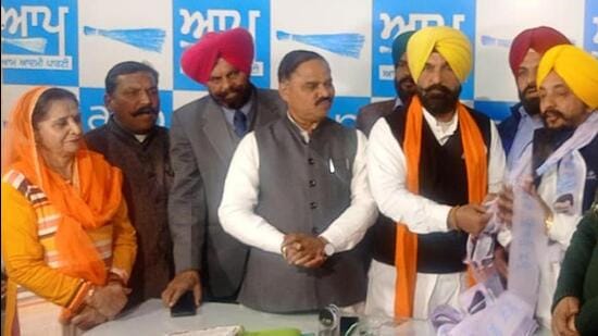 Independent candidate from Atam Nagar constituency Mann Singh joined the Aam Aadmi Party (AAP); he has been working for the welfare of 1984 riot victims, who have a sizable population in Dugri area in Ludhiana. (HT Photo)