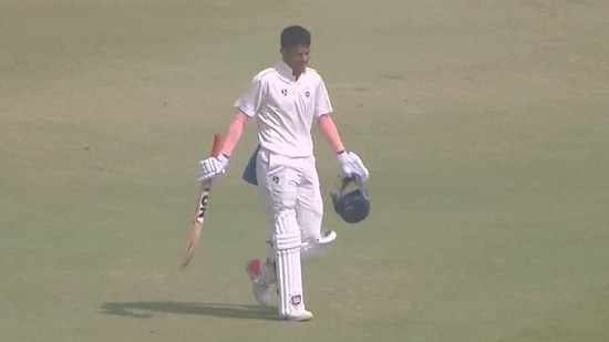 India under-19 skipper Yash Dhull dazzles on Ranji Trophy debut(Twitter/mufaddal_vohra) India under-19 skipper Yash Dhull dazzles on Ranji Trophy debut(Twitter/mufaddal_vohra)