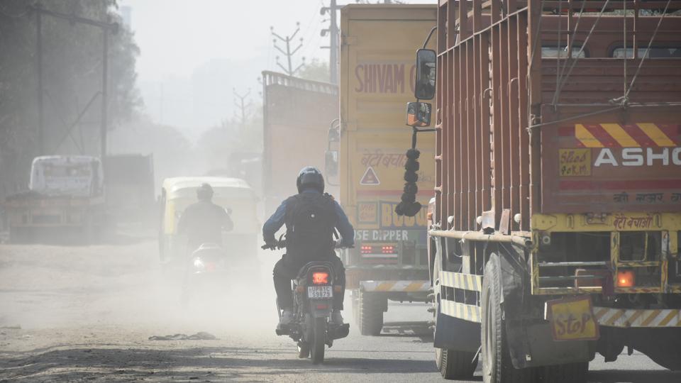 In a meeting held by the sub-committee, it was informed by the India Meteorological Department (IMD) that the air quality is likely to remain ‘poor’ in the coming days. (Sakib Ali/HT Photo)
