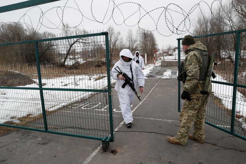Members of the Ukrainian State Border Guard Service keep watch at the Kliusy checkpoint near the frontier with Russia in the Chernihiv region, Ukraine February 16, 2022.&nbsp; (Reuters file photo)