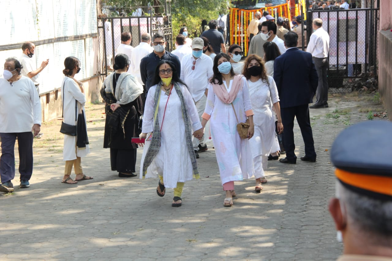 Alka Yagnik and Ila Arun arriving to bid final adieu to Bappi Lahiri. (Varinder Chawla)
