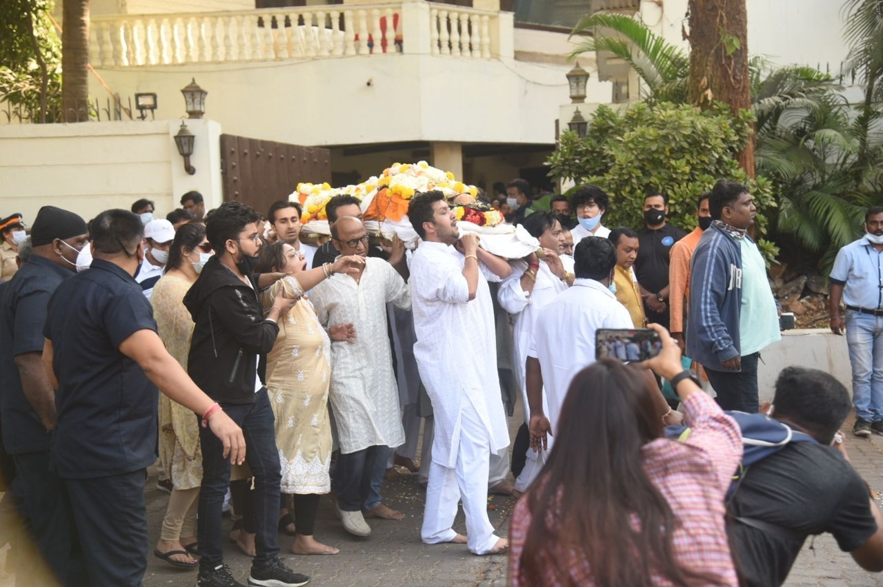 Rema Lahiri breaks down during Bappi Lahiri's last rites. (Vijay Bate)