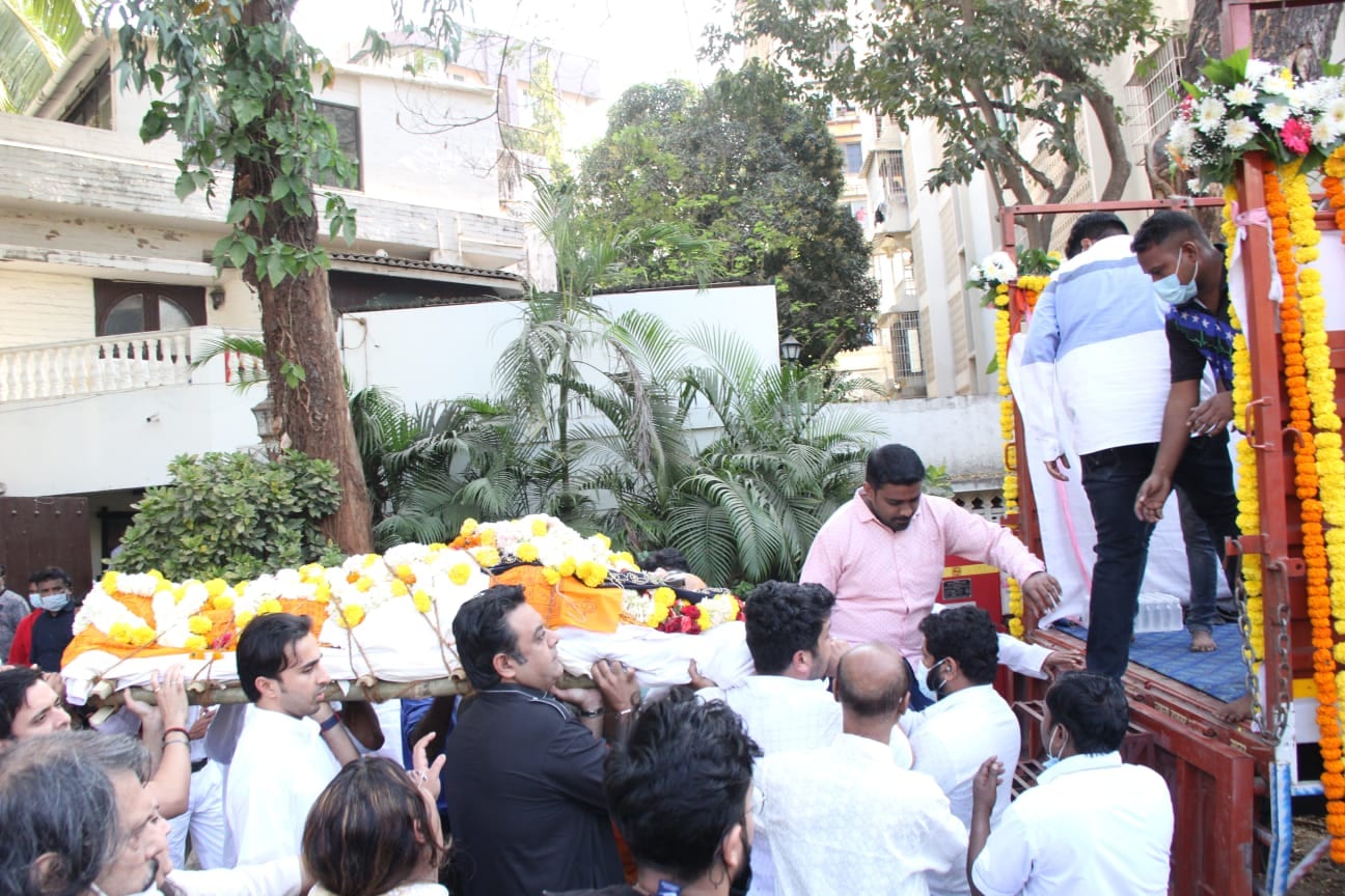 Bappi Lahiri's mortal remains being taken to the crematorium.&nbsp;