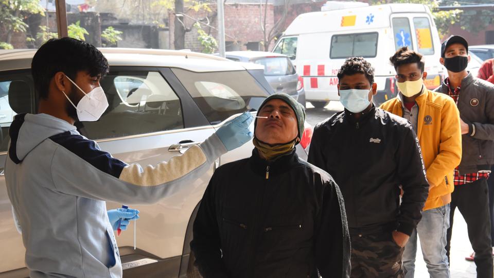 The national capital's daily testing numbers reduced on Thursday after 50,035 RT-PCR and Rapid Antigen Tests (RATs) were carried out. The testing figures on Wednesday stood at 56,112, up from 49,792 on Tuesday. (Vipin Kumar/HT)