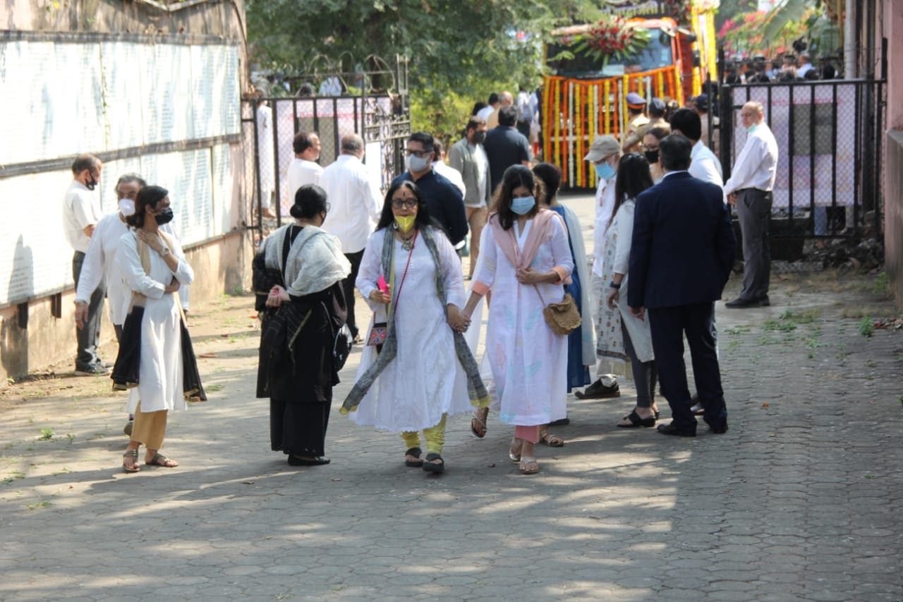 Ila Arun and Alka Yagnik at the crematorium.&nbsp;