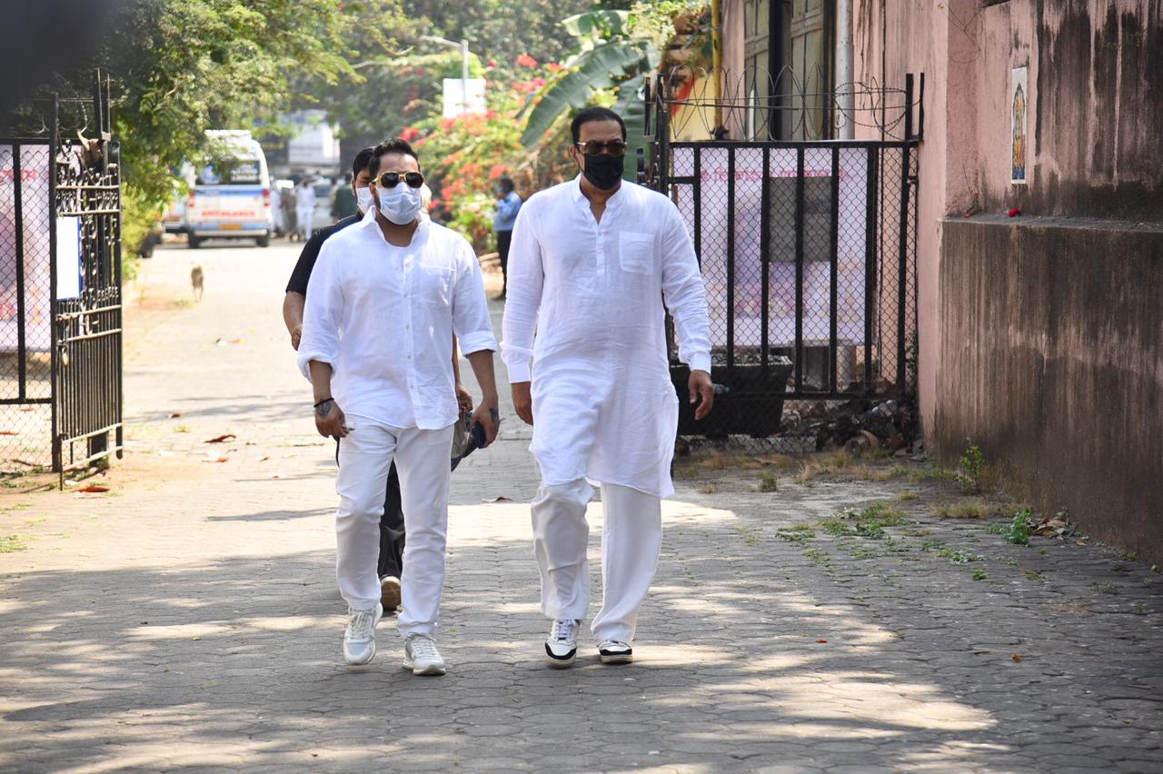 Mika with Vindu Dara Singh was spotted at the crematorium.&nbsp;