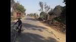 A child riding on Saifai-Jaswant Nagar road with the SP flag fastened to his bicycle. (Pankaj Jaiswal/HT Photo) A child riding on Saifai-Jaswant Nagar road with the SP flag fastened to his bicycle. (Pankaj Jaiswal/HT Photo)
