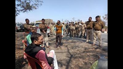 Jharkhand BJP chief Deepak Prakash stopped at Hazaribag border by police on Friday. (HT Photo)