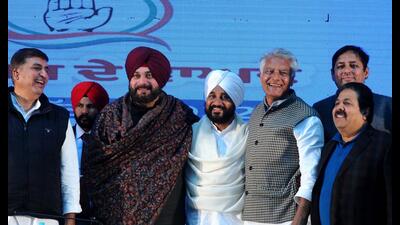 Punjab Congress president Navjot Singh Sidhu along with chief minister Charanjit Singh Channi, senior leader Sunil Jakhar and others releasing party’s manifesto for Punjab polls in Chandigarh on Friday. (Ravi Kumar/HT) Punjab Congress president Navjot Singh Sidhu along with chief minister Charanjit Singh Channi, senior leader Sunil Jakhar and others releasing party’s manifesto for Punjab polls in Chandigarh on Friday. (Ravi Kumar/HT)
