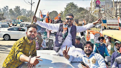 Disgruntled commuters slammed the political parties for creating hurdles in smooth flow of traffic in Ludhiana and said rather than improving the image of a candidate, these shows and the subsequent traffic jams tarnish the image of the candidate. (Gurpreet Singh/ HT) Disgruntled commuters slammed the political parties for creating hurdles in smooth flow of traffic in Ludhiana and said rather than improving the image of a candidate, these shows and the subsequent traffic jams tarnish the image of the candidate. (Gurpreet Singh/ HT)