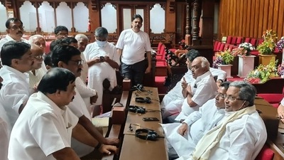 Karnataka: Congress MLAs continued their protest over “saffron flag” remark. Karnataka: Congress MLAs continued their protest over “saffron flag” remark. 