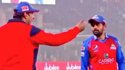 Wasim Akram (L) talks to Babar Azam. (Twitter)