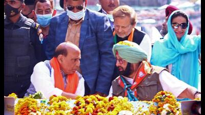 Defence minister Rajnath Singh with Punjab Lok Congress president Capt Amarinder Singh and his wife Lok Sabha MP from Patiala Preneet Kaur during a road show in Patiala on Friday. (ANI) Defence minister Rajnath Singh with Punjab Lok Congress president Capt Amarinder Singh and his wife Lok Sabha MP from Patiala Preneet Kaur during a road show in Patiala on Friday. (ANI)