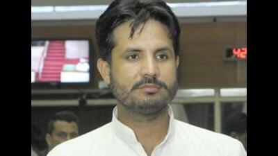 Punjab transport minister Amrinder Singh Raja Warring went live on Facebook to make serious charges against Manpreet Badal. Punjab transport minister Amrinder Singh Raja Warring went live on Facebook to make serious charges against Manpreet Badal.
