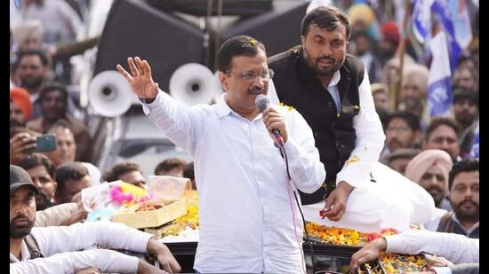 AAP national convener Arvind Kejriwal during a roadshow in Jalalabad on Friday. (HT Photo) AAP national convener Arvind Kejriwal during a roadshow in Jalalabad on Friday. (HT Photo)