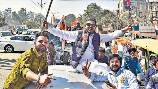 Disgruntled commuters slammed the political parties for creating hurdles in smooth flow of traffic in Ludhiana and said rather than improving the image of a candidate, these shows and the subsequent traffic jams tarnish the image of the candidate. (Gurpreet Singh/ HT)