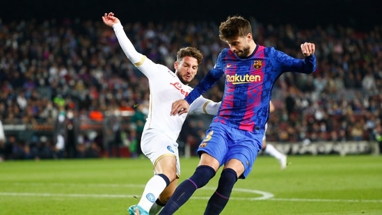 Napoli's Dries Mertens, left, and Barcelona's Gerard Pique vie for the ball during the Europa League soccer match between Barcelona and Napoli in Barcelona, Spain.(AP)