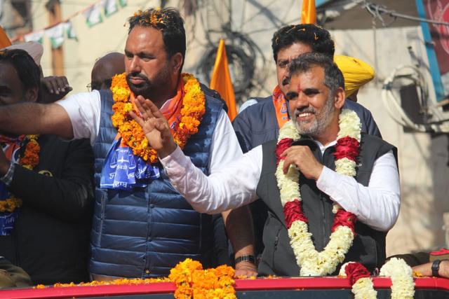 SAD-BSP’s Dera Bassi candidate NK Sharma during a road show in Zirakpur. (HT)