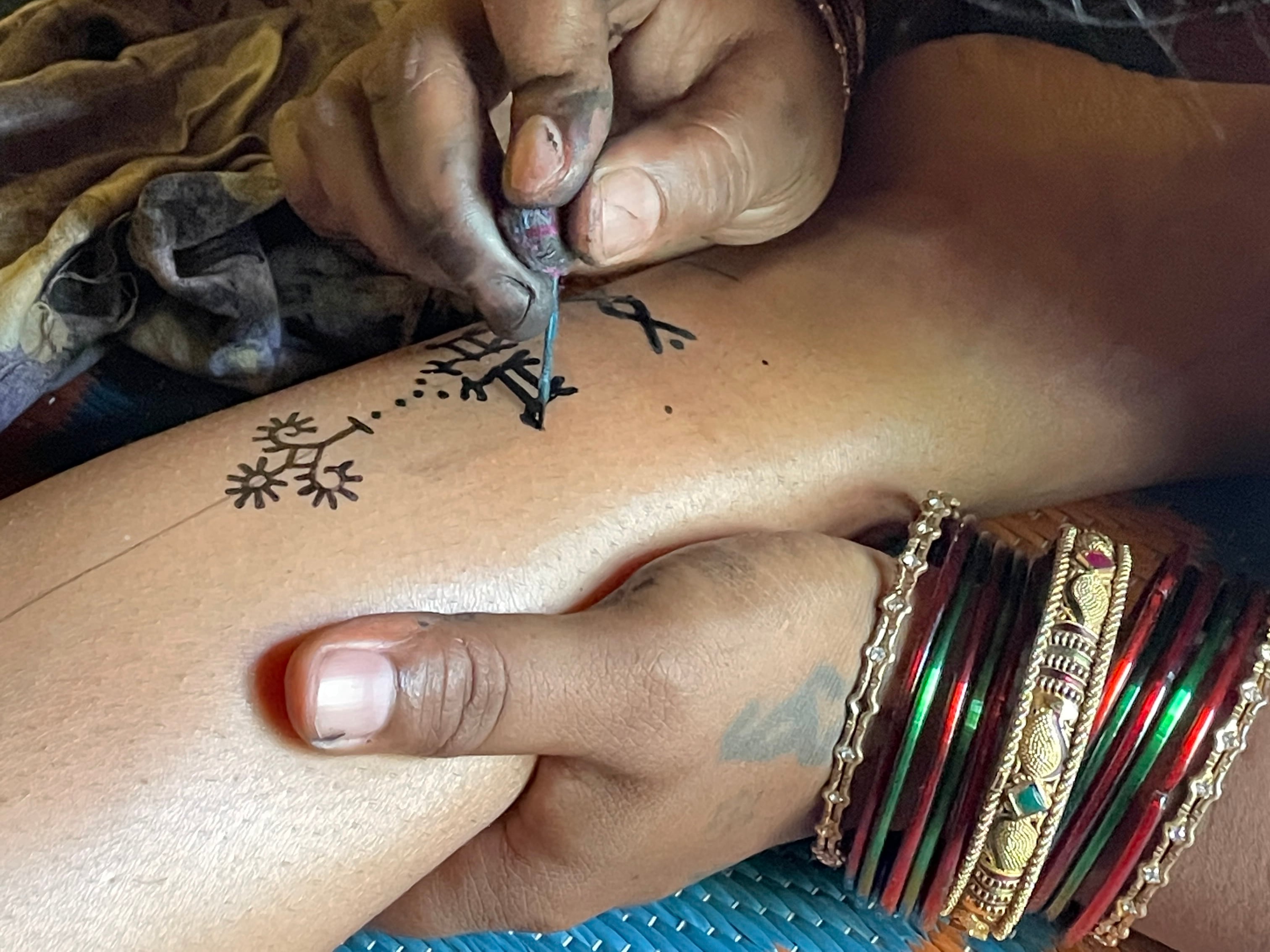Buy Gond tribal Woman paintings | Madhya Pradesh – MeMeraki